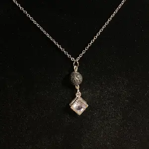 Halsband i rostfritt stål med pärla i lavasten samt hänge med cubic zirconia sten💎  Fri frakt✨