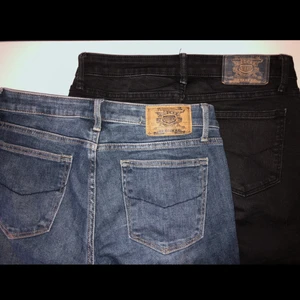 Lågmidjade crocker jeans - Superfina crockerjeans i modellen 231 (finns inte att köpa längre). Storlekarna är L33 W30 på dom blåa och L33 W29 på dom svarta, alltså ungefär samma. Jeansen är i jättefint skick och är väldigt sparsamt använda! Hör gärna av dig vid fler frågor eller om du vill ha mer bilder☺️ 500(exklusive frakt) för båda eller 300kr/st✨ om flera är intresserad är det högsta bud!