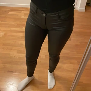 Skinn byxor - Säljer ett par jätte snygga skinnbyxor från hm! Köparen står för frakten☺️
