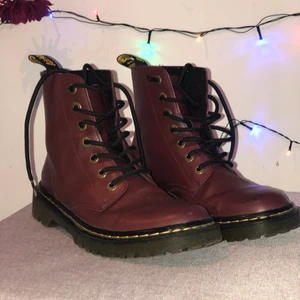 Dr Martens rödvin 39 stövlar  - Finns i Abrahamsberg , normalt i storleken 