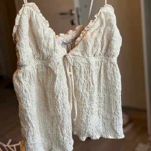 Zara beige linne - Beige linne/topp från Zara, strl M. Bra skick. Frakt på 51 kr tillkommer 💛