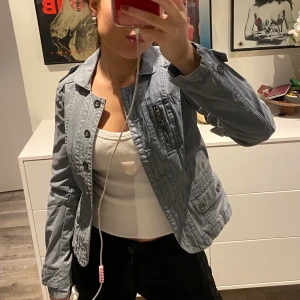 Jacka - Fin jacka, inga defekter. Den är blå/grå men färgen gör sig inte helt riktig i bilderna. Bara att be om fler bilder om ni vill ha! Köpare står för frakt. 💕