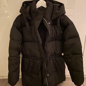 Jacka storlek S  - Köpte den för någon vecka sedan, ångrar mig inte riktigt min stil använd 2 gånger köpt på bikbok nyligen. 