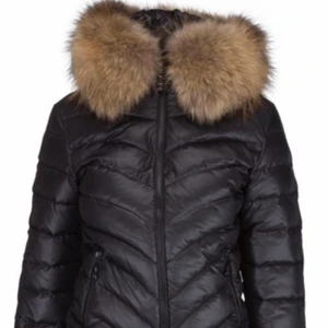 Vinterjacka  - En vinterjacka från Chelsea köpt för 2000kr i bra skick! Äkta päls. Kan skicka fler bilder privat hör av dig vid intresse🥰 pris kan diskuteras 500/600