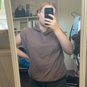 Hoddie i form av ett linne  - Säljer min hoddie! Köpt på Gina Tricot för 150 och använd två gånger💕 Nypris 150, säljer för 50💕