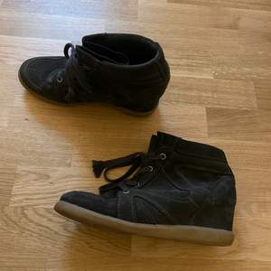 Replica av Isabel Marants Bobby sneakers, mörkgråa i fint skick. Passar 39-40 