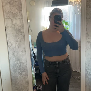 Cropped tröja - Jättefin mörkblå cropped tröja! Köpt för 80kr och säljer för 40. Bara testad. Storlek L men skulle säga att den passar M också