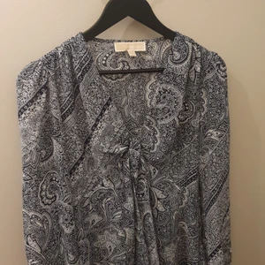 Blus från Michael Kors - Jättefin blus i bra skick! Strl M. 