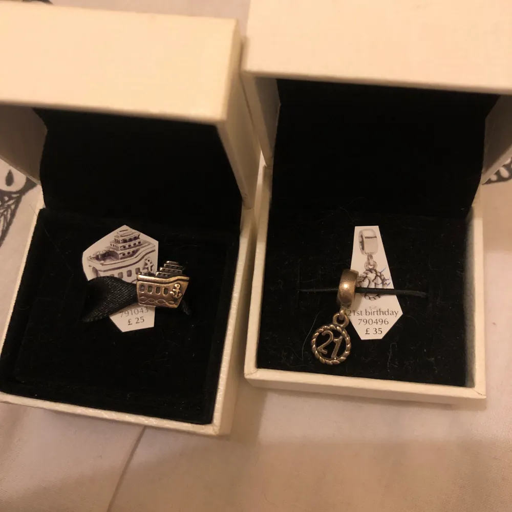 Pandora charms in great condition/new comes in original box and bag silver s925ale/red/green… prices are from £20 each or will do bundle deals . Accessoarer.
