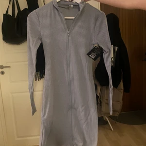 Klänning  - Helt ny grå klänning från Nelly.