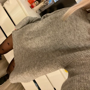 Grå stickad tröja - Grå jätte fin stickad tröja med krage storlek xs 