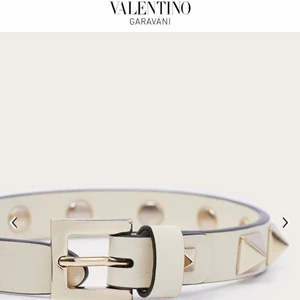 Valentino Garavani Rockstud Läderarmband - Säljer mitt superfina vita Valentino Garavani Rockstud Läderarmband🤍(kan också byta mot ett mörkblått, grått elelr svart)