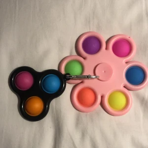 Dimpels - Detta är två dimpels! Den stora kan man snurra som en fidgetspiner. Den lilla kostar 15kr och den stora kostar 30kr💗🤍⚡️