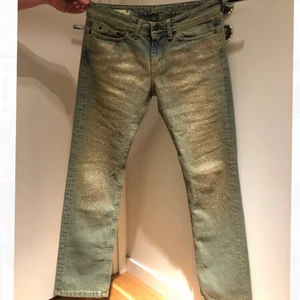 Lågmidjade jeans med glitter  - Säljer de här skitballa lågmidjade raka jeansen med guld glitter framtill och en ficka baktill, som jag älskar.  De är köpta secondhand men de är i superbra skick och ser helt oanvända ut! Storlek 27 vilket motsvarar 36 eller S❤️‍🔥❤️‍🔥 (obs! Sista bilderna är från förra säljaren) 🥰