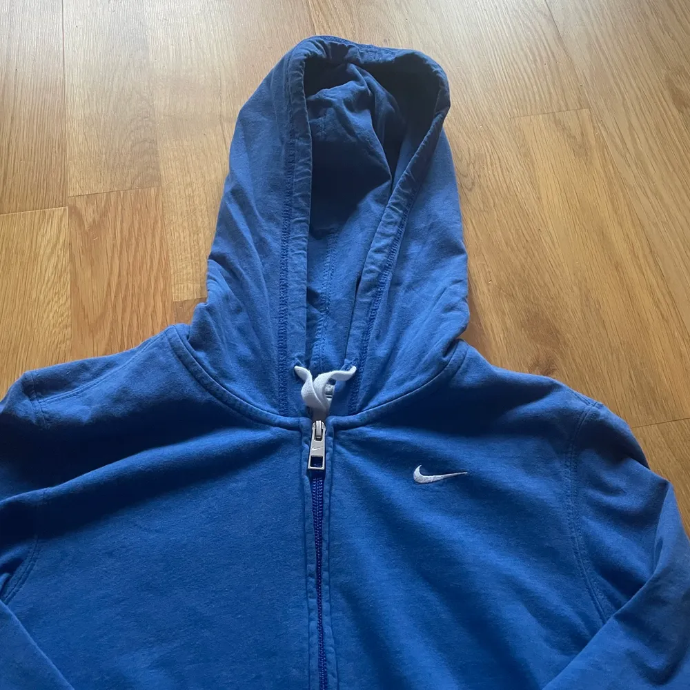 En jättesnygg blå vintage hoodie från Nike i storlek S i extremt bra skick. Köparen står för frakten.. Hoodies.