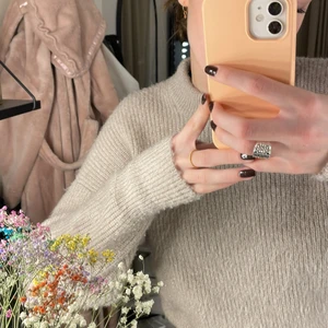 Stickad tröja - Super mysig glittrig stickad tröja från ginatricot. Varsamt använt, fint skick! 💞