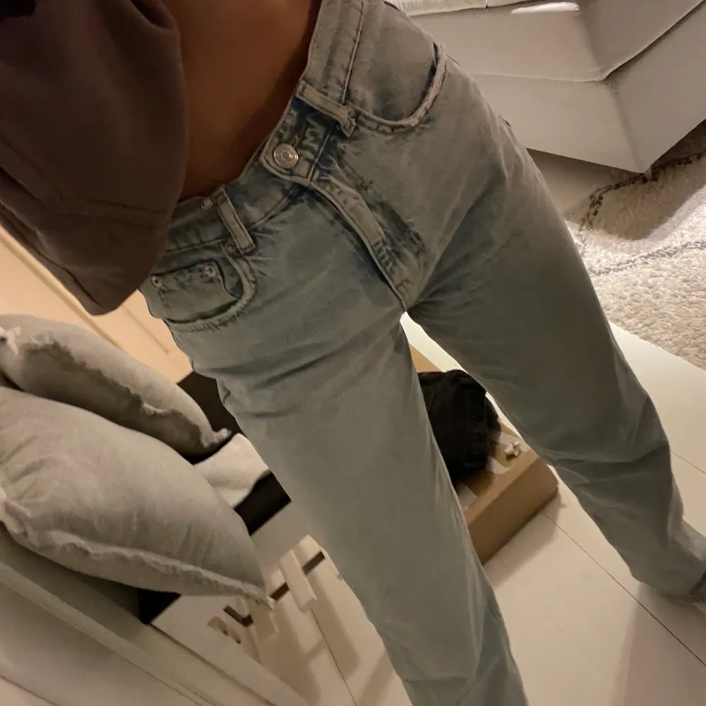 Snygga jeans från Gina tricot! I storlek 36, tyvärr för stor för mig🤍. Jeans & Byxor.