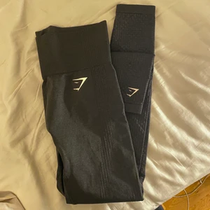 Gymshark tights - Säljer de populära gymshark tightsen i modellen vital seamless, färg är svart och sparsamt använda! Spårbar frakt 51kr🥰💖