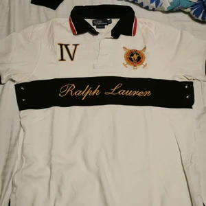 Ralph Lauren tröja  - Jättesnygg Ralph Lauren tröja som köptes för ca 2000 på Johnells eller Care of Carl. Den är sparsamt använd och har ej några skador. 100% äkta. Kolla i min profil för att se fler liknande tröjor från samma märke. Kontakta mig vid paketpris mm. Köpare står för frakt 