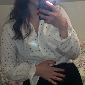 vit skjorta - Vit skjorta med svarta prickar, söt som socker! från NA-KD, storlek 40 (dvs medium-large)