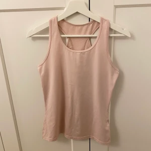 Träningslinne - Ljusrosa träningslinne från H&M i storlek S. I fint använt skick. Samfraktar ☺️