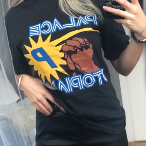 Palace Tshirt - Svart Palace T-shirt med Nice tryck. Köpare står för ev. frakt❤️