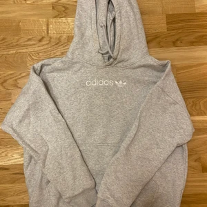 Adidas hoodie - Grå adidas hoodie i storlek XS, men fungerar för en med storlek S också ✨☺️