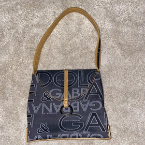 Dolce&Gabbana väska  - Lite sliten men allmänt i bra skick, pris kan diskuteras 
