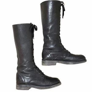 Höga kängor med snörning - Storlek 39, true to size eller evetuellt stora i storleken då de är för stora för mig som har 38,5