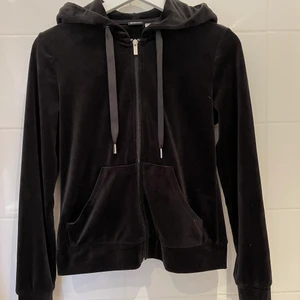 Kofta Gina tricot  - En kofta i velour från Gina tricot. Storlek xs. Säljer för att den inte passar mig i storleken längre 