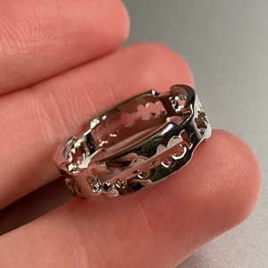 Grunge rakblad ring - En ring i motivet av ett rakblad. Säljes då den inte riktigt är min stil. Rostfri. Bredden är 5 mm och diameter 17.5 mm. Köp nu!