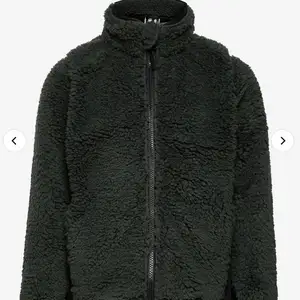 En fleece jacka, på bilden är den grå men i verkliga fall är den blå💙 denna är i nyskick