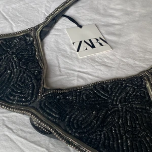 Pärltopp från Zara - Jättefin ”topp” från Zara med pärlor! Helt perfekt till tex nyår 😍 skulle säga att den passar B-C kupa! Aldrig använd 