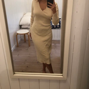 Vanilj vit klänning - En vanilj vit klänning från ASOS i xs, skönt och strechigt material. Jag har aldrig användt den, den går att knyta både bak eller fram beror på hur man vill ha den. Köparen står för frakten💓