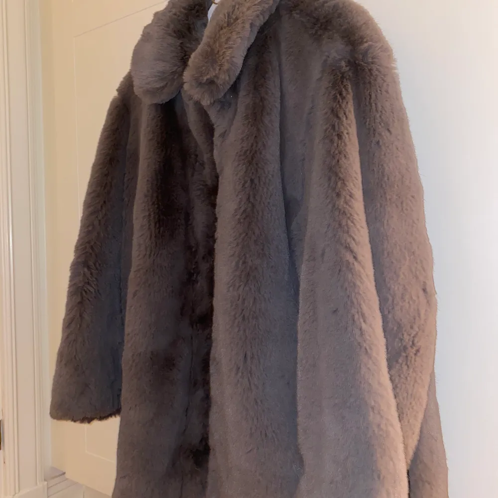 H&M faux fur coat i grå. Jackor.