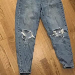 jeans med hål - Säljer detta fina plagg, jeans med hål. storleken är Medium.
