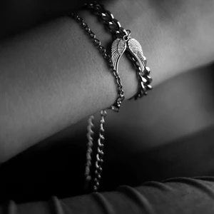 ”Gloria” bracelet - Våra produkter är handtillverkade, av mycket noggrant valda varor. Bland annat har vi valt att använda oss av rostfritt stålFördelarna med denna typ av legering är att den behåller en fina yta längre och chanserna minimeras för missfärgning. Trots att rostfritt stål innehåller en liten del av nickel, betraktas ämnet vara tillräckligt hårt bundet i materialet så att huden inte påverkas vid beröring. 