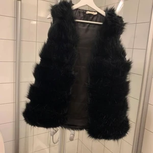 Fejk pälsväst  - Denna väst är använd 3 gånger, inga fläckar eller något sånt, den är som ny, nu hänger den bara i garderoben och tar plats, därav säljer jag den!