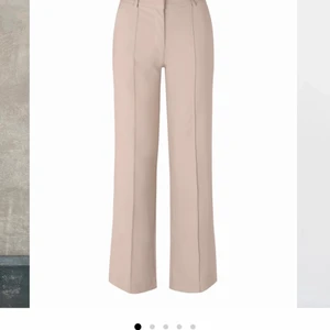 Venderbys beiga kostymbyxor  - Är lite noppriga därav de billiga priset i storlek xxs men sitter som xs, köpta för 550 kr 