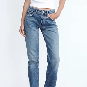 Zara jeans  - Säljer mina blåa mid rise jeans från ZARA🙌🏽 skriv privat för egna bilder ✨