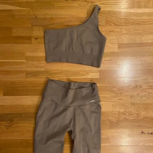 Aimn seamless - Säljer detta underbara set från aimn. Långa byxor och sporttopp med en axel från deras seamless kollektion och jag tror färgen hette espresso. Säljer för byxorna är lite förstora för mig. Båda delarna är i storlek M🤎 ENDAST TOPPEN KVAR!