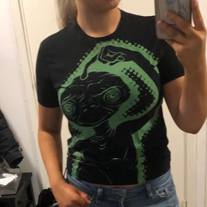 E.T t-shirt  - En t shirt med et på i stl 146/152 men passar en S😋