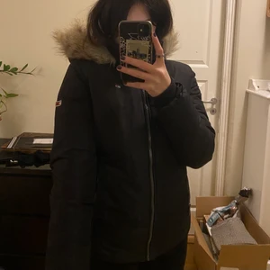 Tommy hilfiger dunjacka - Dunjacka i strl L, uppknäppt sitter den lite tajt på mig som vanligtvis har M. I bra skick, endast använd en vinter. Nypris ca 1500kr. Frakt tillkommer 