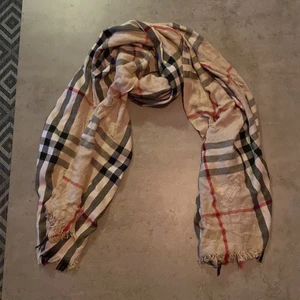 Burberry scarf - Burberry scarf i fint skick utan några så hälsa skador. Lite snoddar från tyget uppdraget men annars är den perfekt. Haft länge minns inte vad den är köpt för men nypris ligger på ca 3000kr