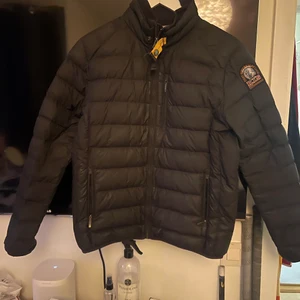 Parajumper jacka - Jätte fin parajumper jacka i storlek M i barnstorlek men den passar mig som vanligtvis har S. Den är använd men ändå i gott skick. Den har ett litet hål som ni kan se på bild 2. Pris kan diskuteras💕