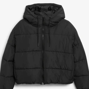 Monki Puffer Jacket Svart Strl XXS - funderar på att sälja vid bra bud. Jätte fint skick, snygg och varm jacka perfekt nu till vintern❄️☃️🌟Strl XSS men passar mig som har S/XS på Utropspriset: 350kr eller köp direkt för 500kr💕🌟