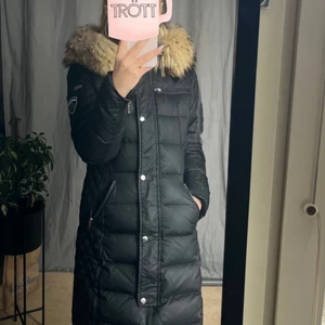 Rockandblue jacka - Rockandblue jacka i modellen Beam, storlek 36. Jackan är köpt från Miinto för ca 4000 kr. Det är ett litet vitt märke på ena ärmen (som du kan se på mittenbilden) men annars i bra skick. Pälsen är äkta. Säljer för 1100 kr. Kan mötas upp i Göteborg, annars betalar köparen frakten