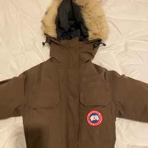Canada goose jacka  - En brun canada goose, i storlek S men passar även de som bör xs