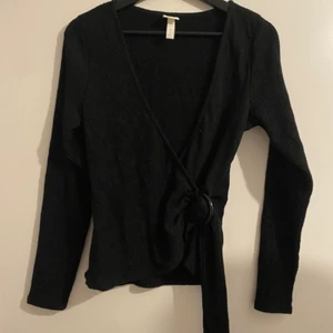 Hm omlottop - Svart omlottopp med spänne. Helt ny, endast provad. 