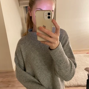 Stickad tröja - En snygg grå stickad tröja, perfekt till en kjol och ett par boots. Över en klänning eller med jeans❤️